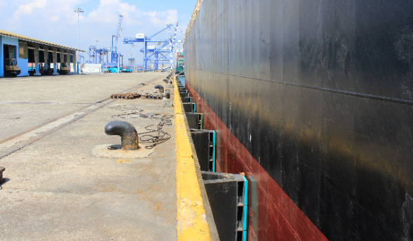ship-berthing-the-TTV-fender